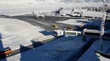 Imagen de Demoras en el aeropuerto de Bariloche: la nieve y el hielo complican los vuelos en plenas vacaciones de invierno