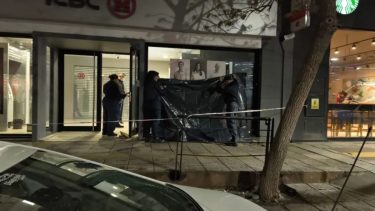 Encontraron muerto a un hombre en situación de calle dentro de un banco en Neuquén: investigan qué pasó