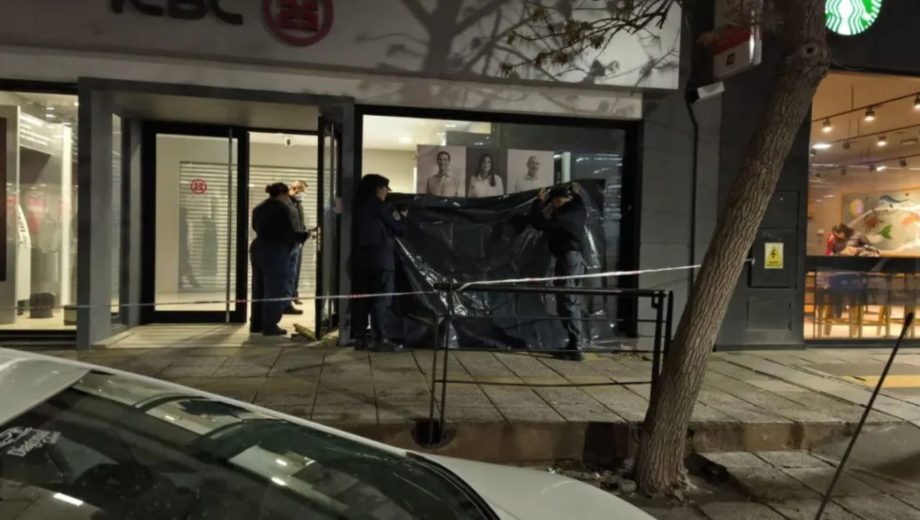 Encontraron muerto a un hombre en un cajero de Neuquén (Foto: gentileza NoticiasNqn).