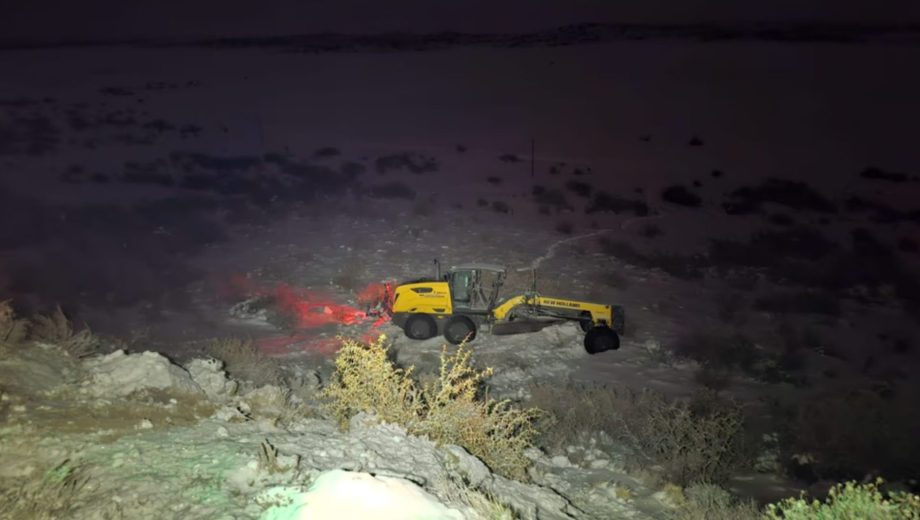 Murió un trabajador vial tras caer con una maquina por un barranco mientras despejaba la nieve de la Ruta 260 en Chubut- Foto ADNSur