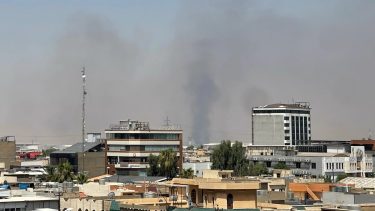 Ataques a bases de EE. UU. en Irak y tensión en Ormuz: el petróleo Brent sigue volátil y bajó de los US$ 100