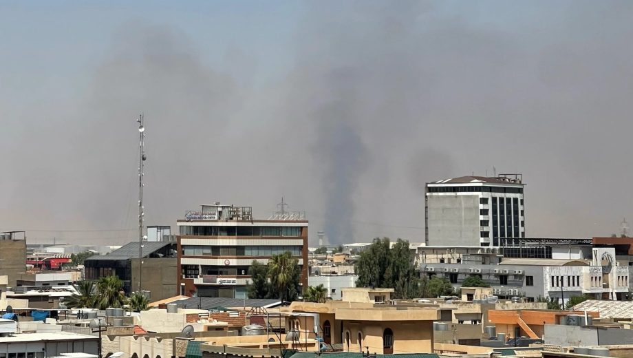 Humo negro se eleva tras las explosiones cerca de una base militar que alberga fuerzas estadounidenses en la ciudad de Erbil, al norte de Irak, el viernes 24 de julio de 2026. (Foto: gentileza AP)