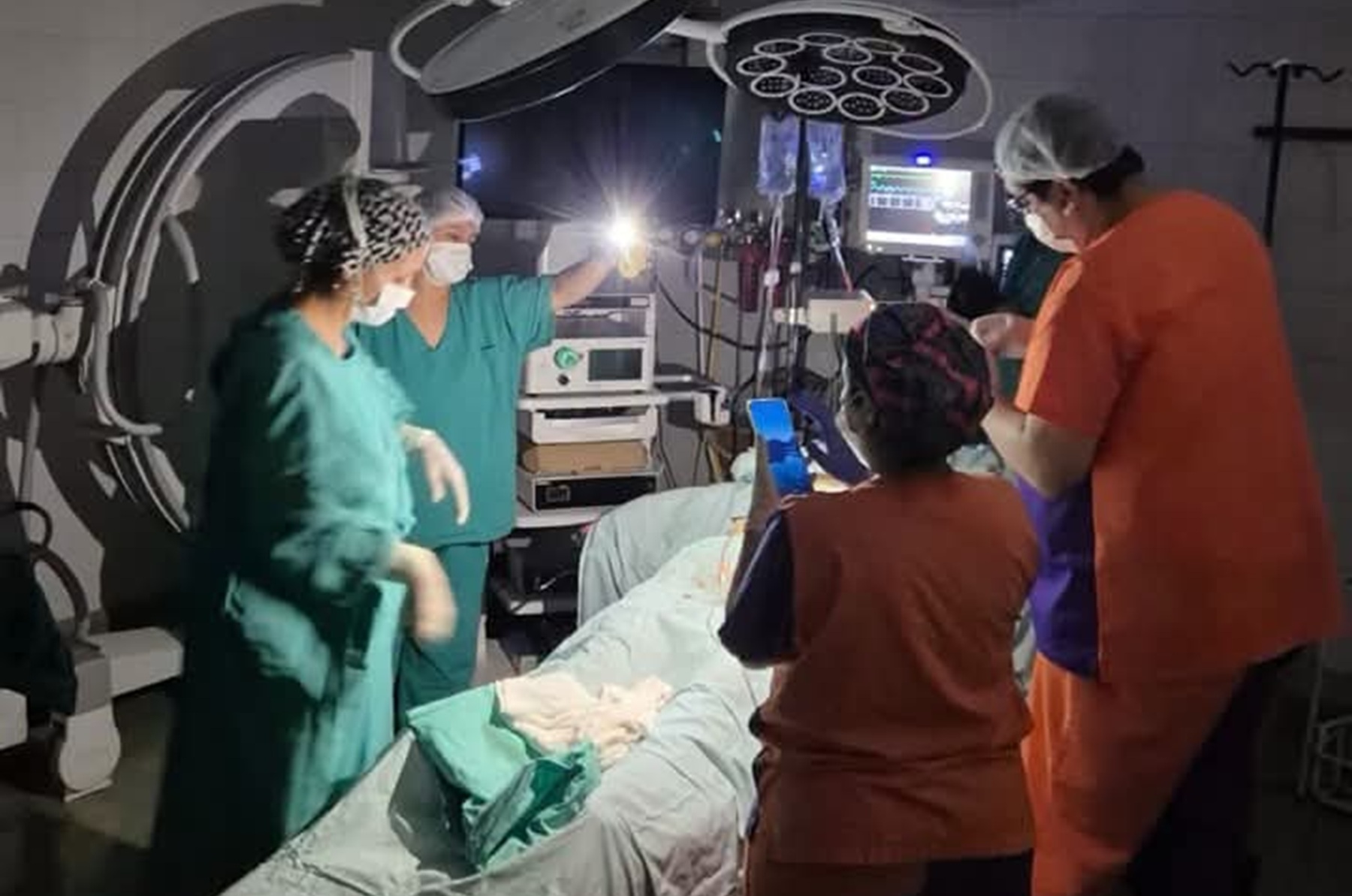 Cirujanos de Chubut operaron con luz de celulares tras un corte de electricidad