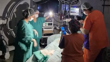Un hospital de Chubut se quedó sin luz y los cirujanos continuaron una operación alumbrándose con sus celulares