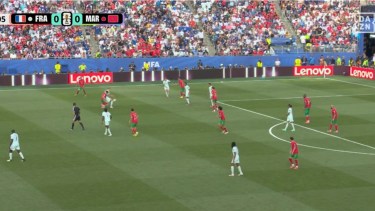 La jugada polémica en el primer gol de Francia ante Marruecos que el VAR no revisó y la TV no repitió