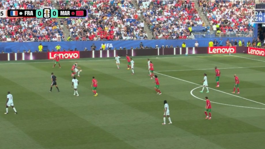 La acción previa al primer gol de Francia que generó polémica.  