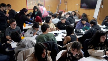 «Otras Voces»: la fundación que acompaña a los estudiantes de Neuquén a terminar la secundaria