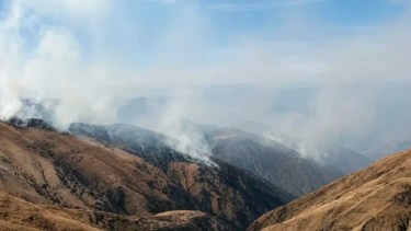 Murió un hombre mientras combatía un incendio forestal en Salta en medio de un alerta por viento zonda
