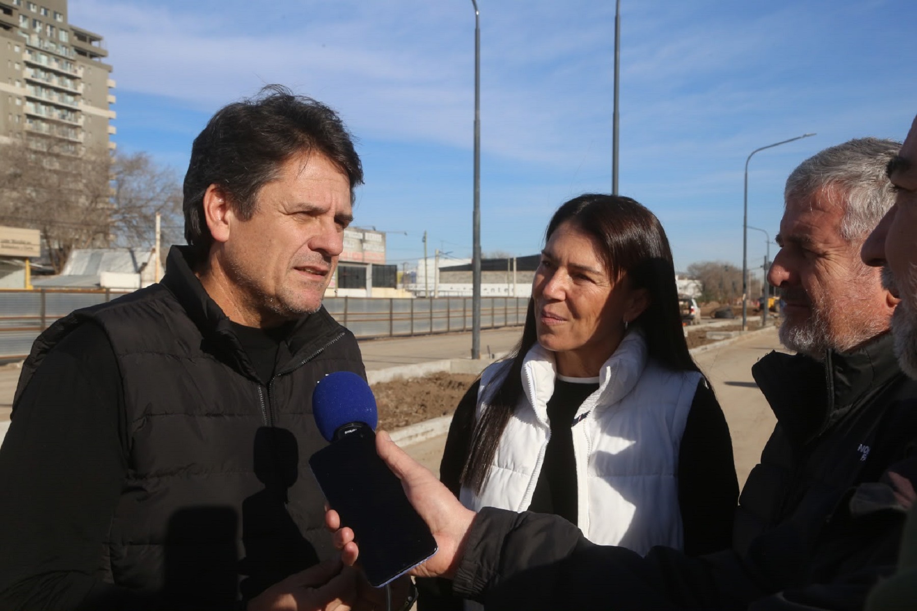 La Gran Avenida de Neuquén inicia su fase final con la colocación de luminarias