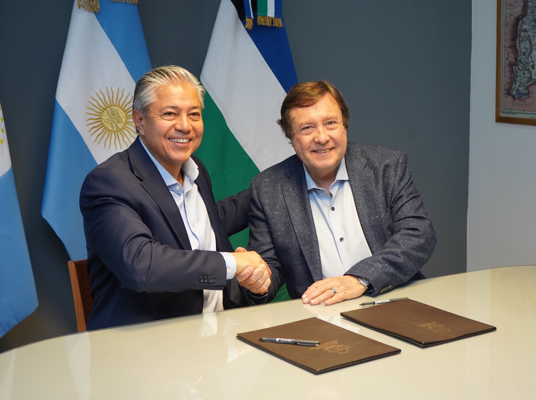 Figueroa y Weretilneck firmaron un acuerdo para capacitar a brigadistas contra incendios forestales