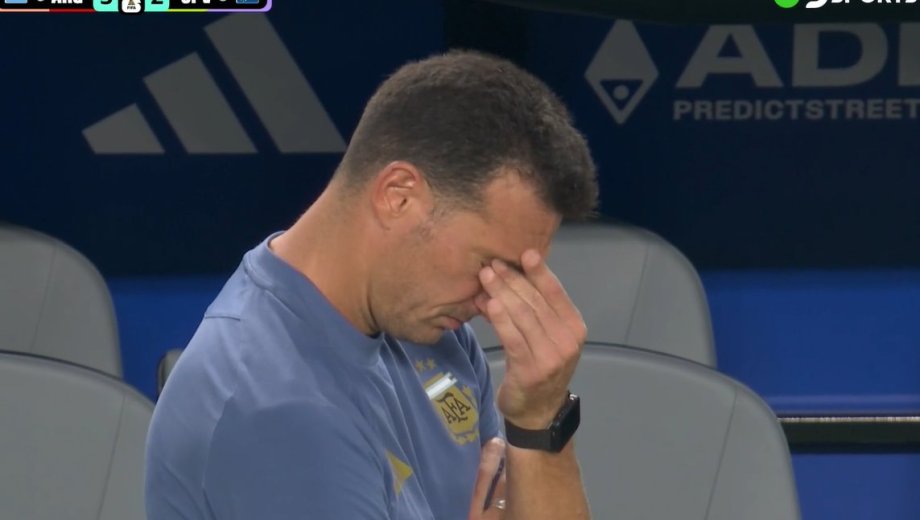 Scaloni le marcó la jugada del gol de Messi a Lisandro Martínez. 