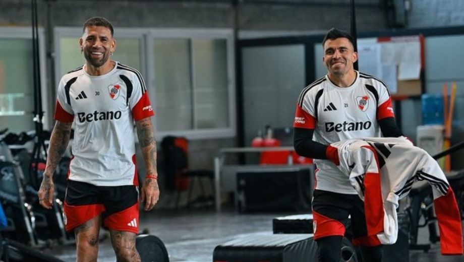 Reencuentro en el Millonario. Campeones de Qatar, Otamendi y Acuña serán socios defensivos del Millo en el debut del Clausura. (@riverplate)