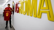 Imagen de Santiago Castro fue presentado en la Roma y formará tridente de ataque con Dybala y Soulé