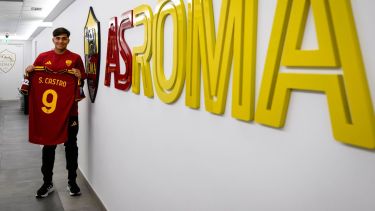Santiago Castro fue presentado en la Roma y formará tridente de ataque con Dybala y Soulé