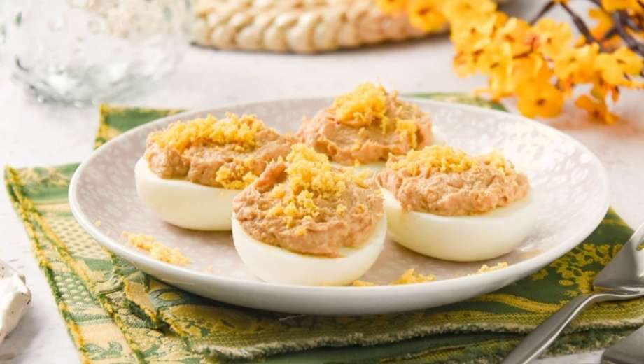 Cómo hacer huevos rellenos de atún: la receta clásica.-
