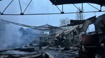 Imagen de Un feroz incendio arrasó con una fábrica en Cipolletti y obligó a evacuar viviendas