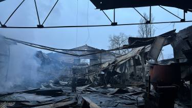 Un feroz incendio arrasó con una fábrica en Cipolletti y obligó a evacuar viviendas