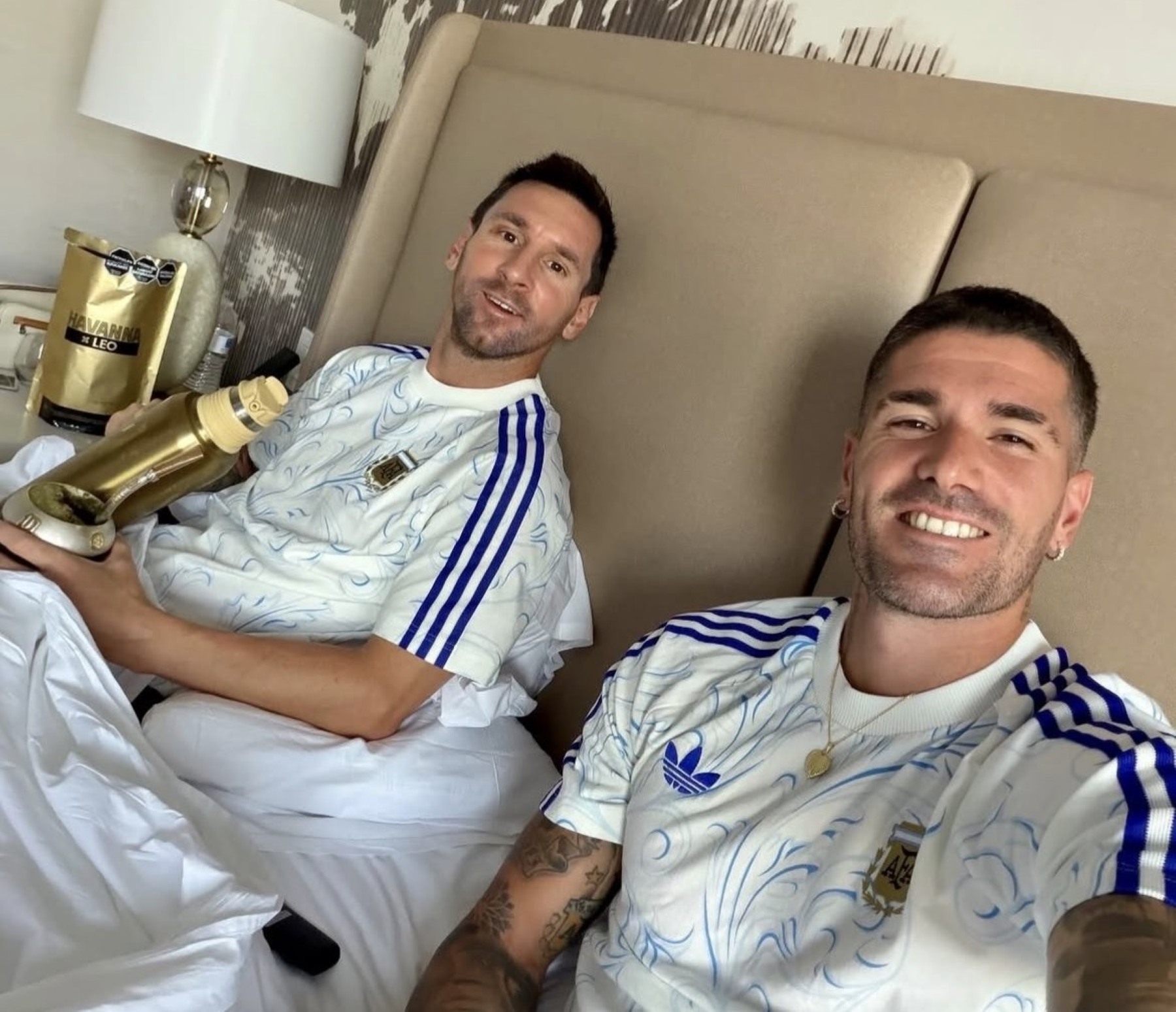Foto de Messi y De Paul con detalle dorado genera furor entre hinchas