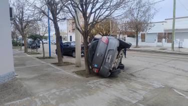 Un choque entre dos autos terminó con un vehículo dado vuelta en el centro de Roca
