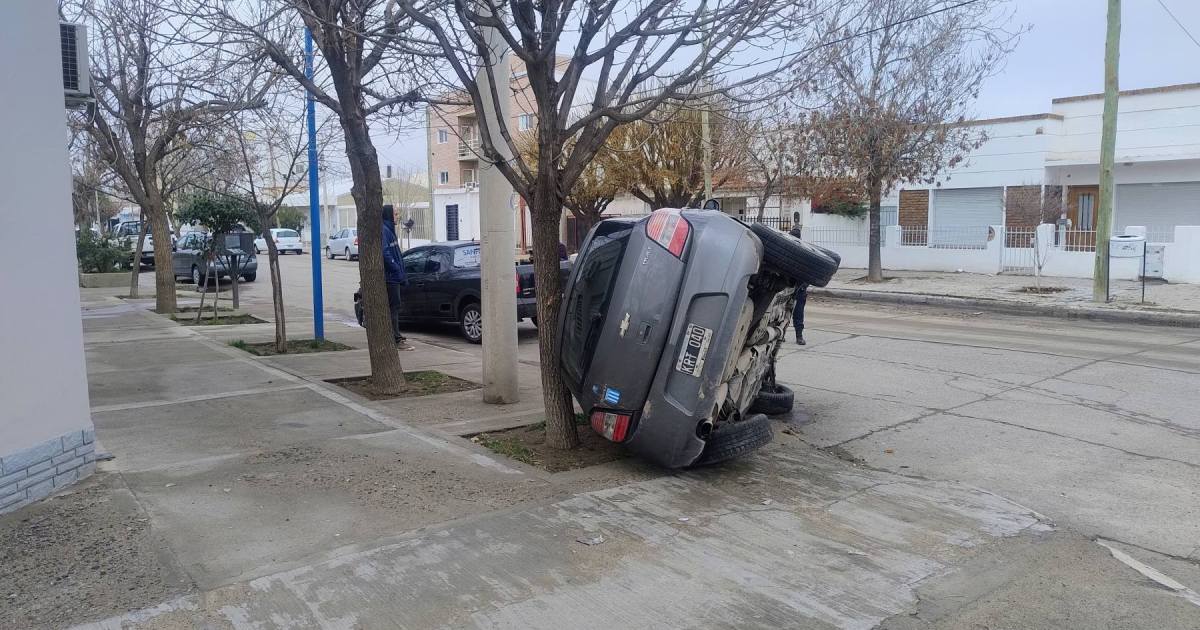 Accidente en el centro de General Roca dejó un auto volcado