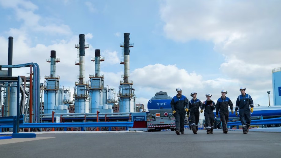 YPF alcanzó un récord histórico en la cantidad de combustibles producidos en el primer semestre del año.