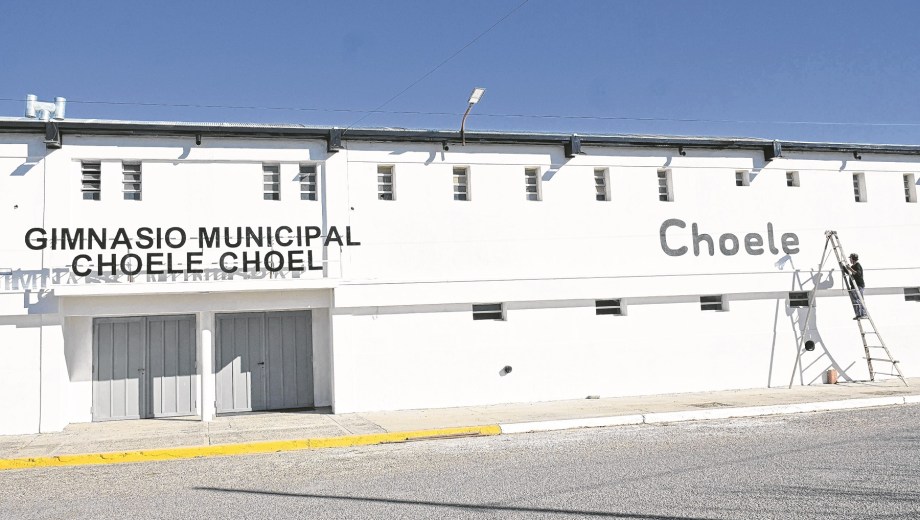 El Polideportivo, donde crecieron generaciones y generaciones de choelenses, hoy luce totalmente renovado.  