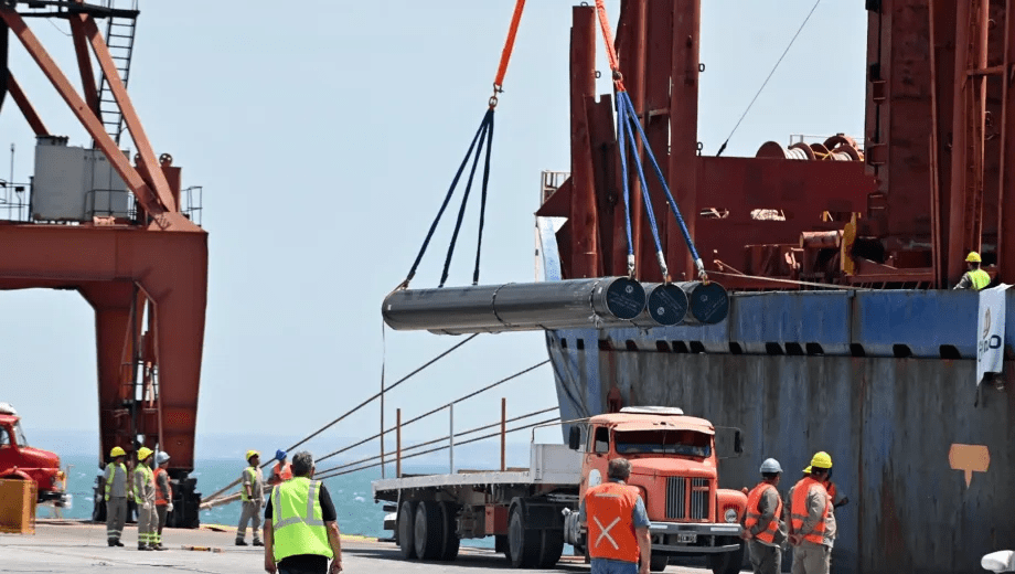 Por el puerto de SAE han ingresado ductos para las obras energéticas que se llevan adelante en la costa rionegrina. (Foto archivo: Marcelo Ochoa)