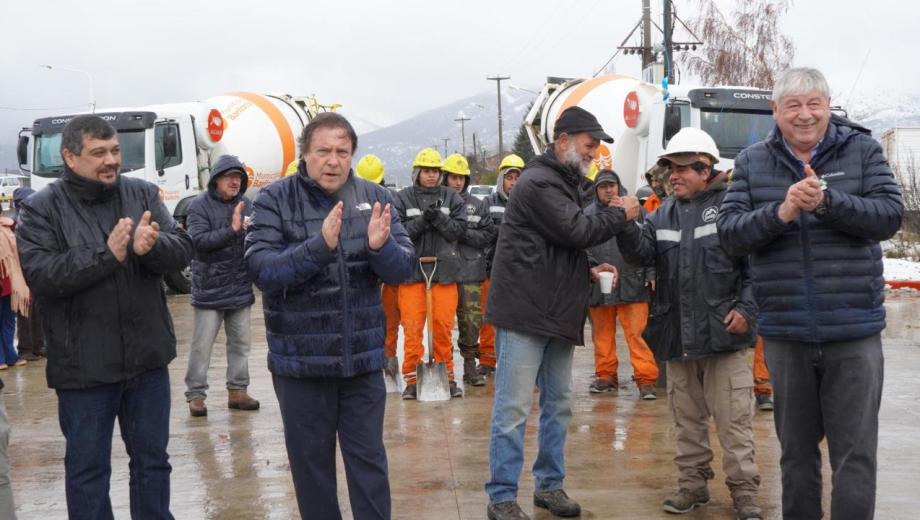 Bajo la lluvia, el intendente Walter Cortés inauguró la colectora de la avenida Juan Herman junto al gobernador Weretilneck. Gentileza