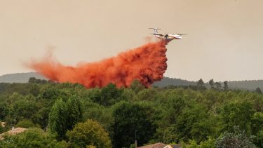 Un voraz incendio forestal en la costa de Francia obligó a evacuar a 20.000 personas cerca de Burdeos