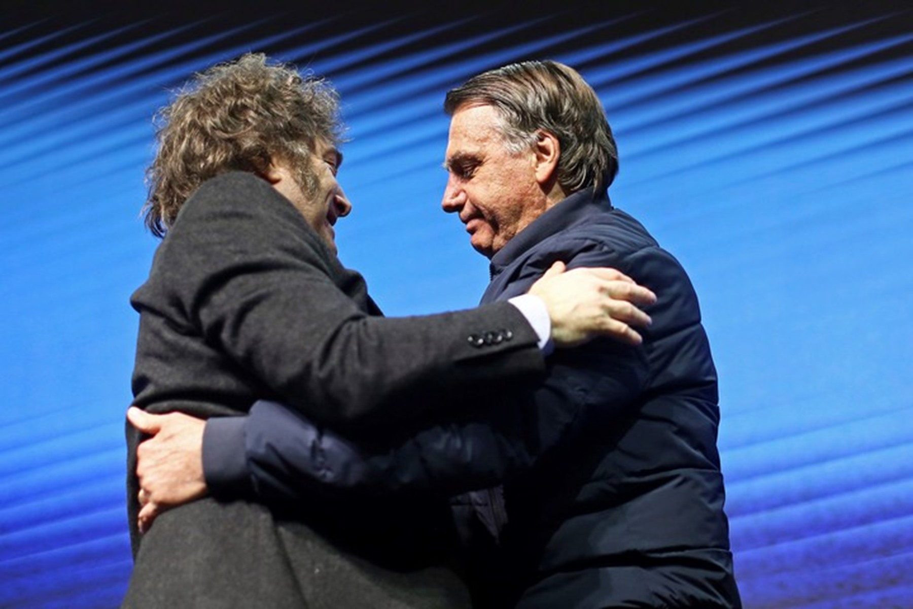 Javier Milei viajará a Brasil para apoyar a Flávio Bolsonaro, pero la Justicia le negó visitar a Jair Bolsonaro