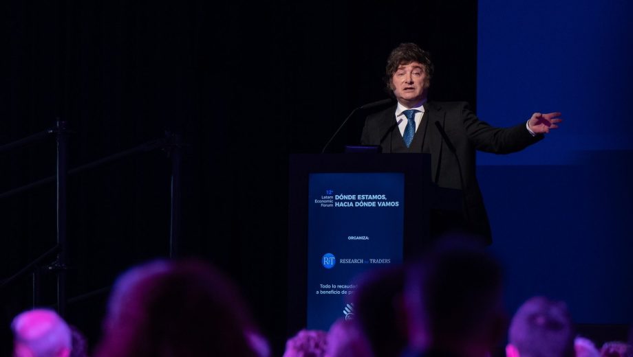 El presidente Javier Milei impulsa una profunda modificación de la carta orgánica del Banco Central inspirada en el sistema de Perú para prohibir de forma definitiva la emisión monetaria. (Foto: Clarín Fotografía)