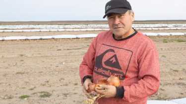 Así fue el recorrido desde el sur de Chile hasta la Patagonia del productor que hoy cultiva 100 hectáreas de cebolla