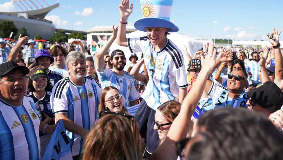 La marea argentina invade Kansas. Foto: Clarín Fotografía 