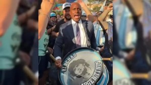 El alcalde de Kansas City se sumó al banderazo argentino y el video se volvió viral