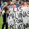 Imagen de La indignación de la prensa británica por la bandera de Malvinas que exhibieron los jugadores argentinos: "Repugnante"