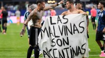 Imagen de La indignación de la prensa británica por la bandera de Malvinas que exhibieron los jugadores argentinos: «Repugnante»