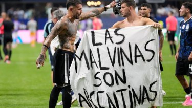 La indignación de la prensa británica por la bandera de Malvinas que exhibieron los jugadores argentinos: «Repugnante»