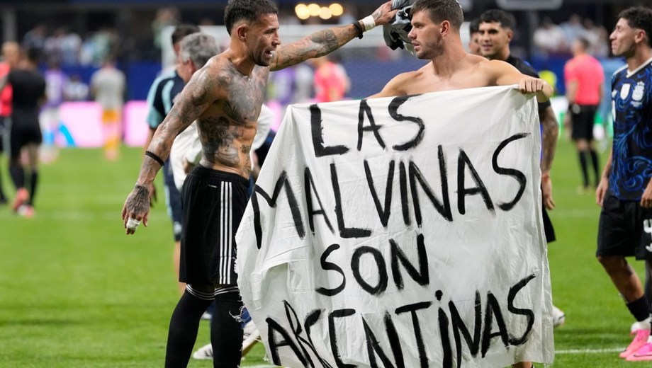 "Las Malvinas son argentinas", la bandera que desplegó la Selección Argentina luego de eliminar a Inglaterra en la semifinal. Foto: AP.
