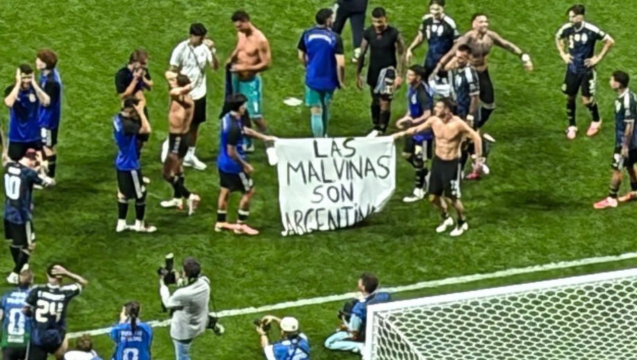 La bandera de los jugadores de la Selección Argentina en los festejos del pase a la final. 