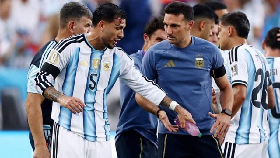La charla entre Leandro Paredes y Lionel Scaloni.-