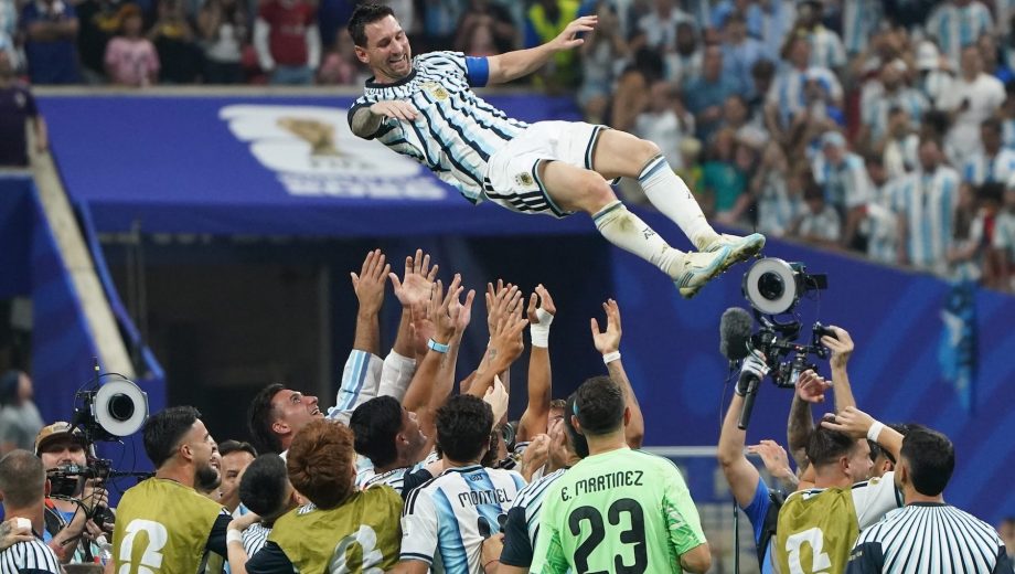 Lionel Messi lanzado al aire por sus compañeros luego de la victoria épica ante Egipto por los octavos de final del Mundial 2026.