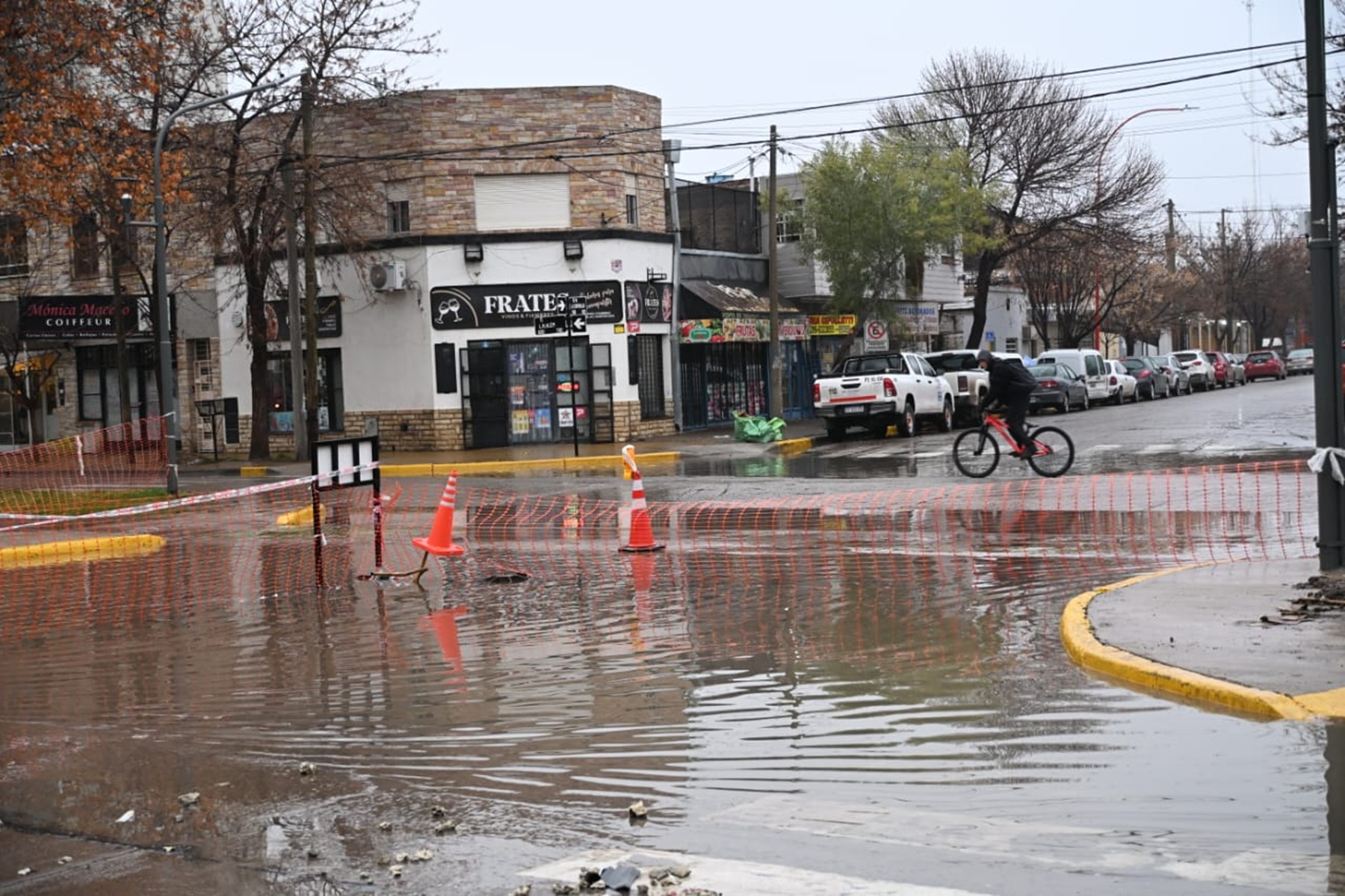 Impacto de la lluvia en el Alto Valle: calles inundadas y dificultades en el tránsito