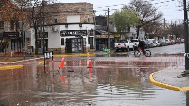 Las imágenes que dejó la lluvia en el Alto Valle: calles inundadas, complicaciones y tránsito afectado