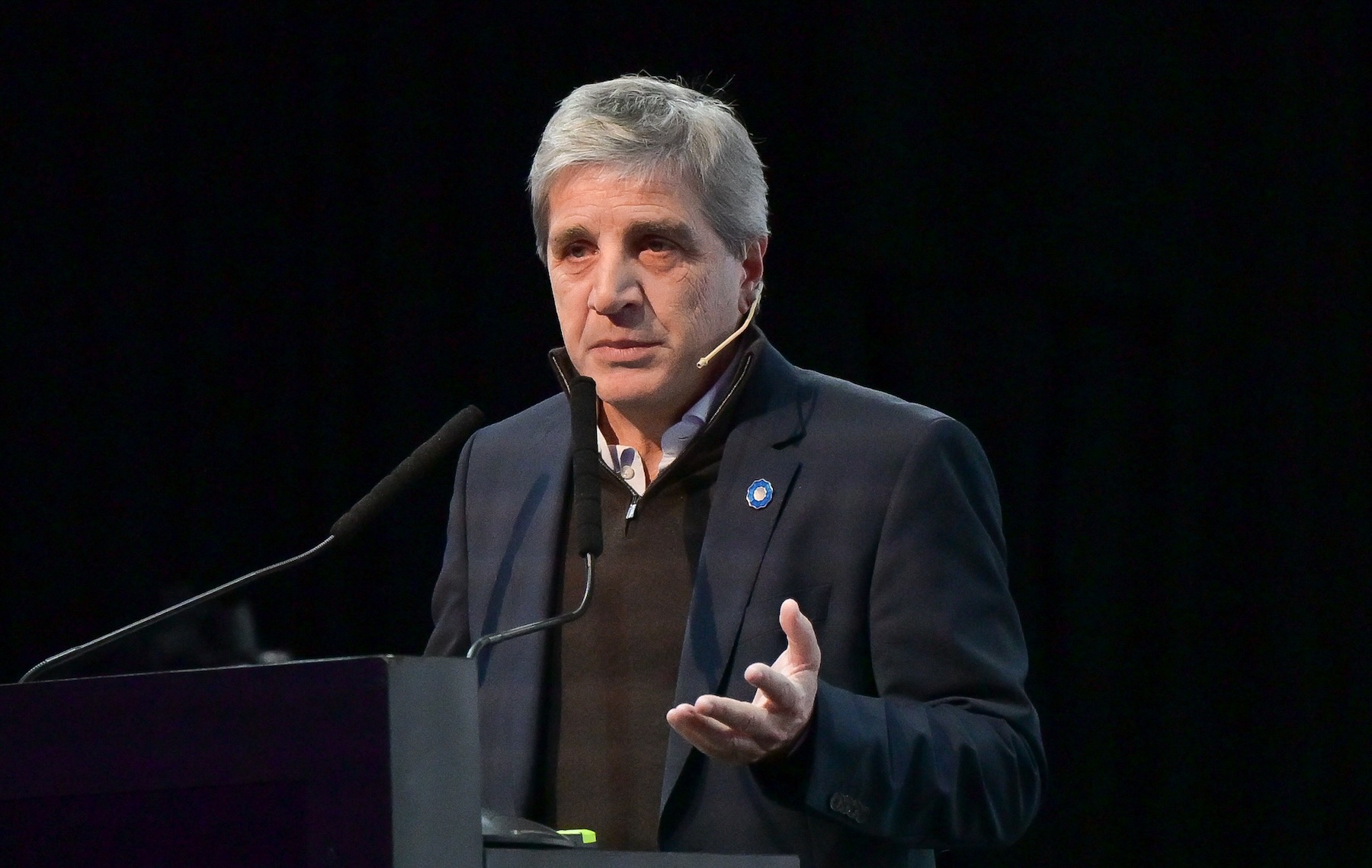 Luis Caputo ante dos desafíos: inflación de julio y licitación de dólares