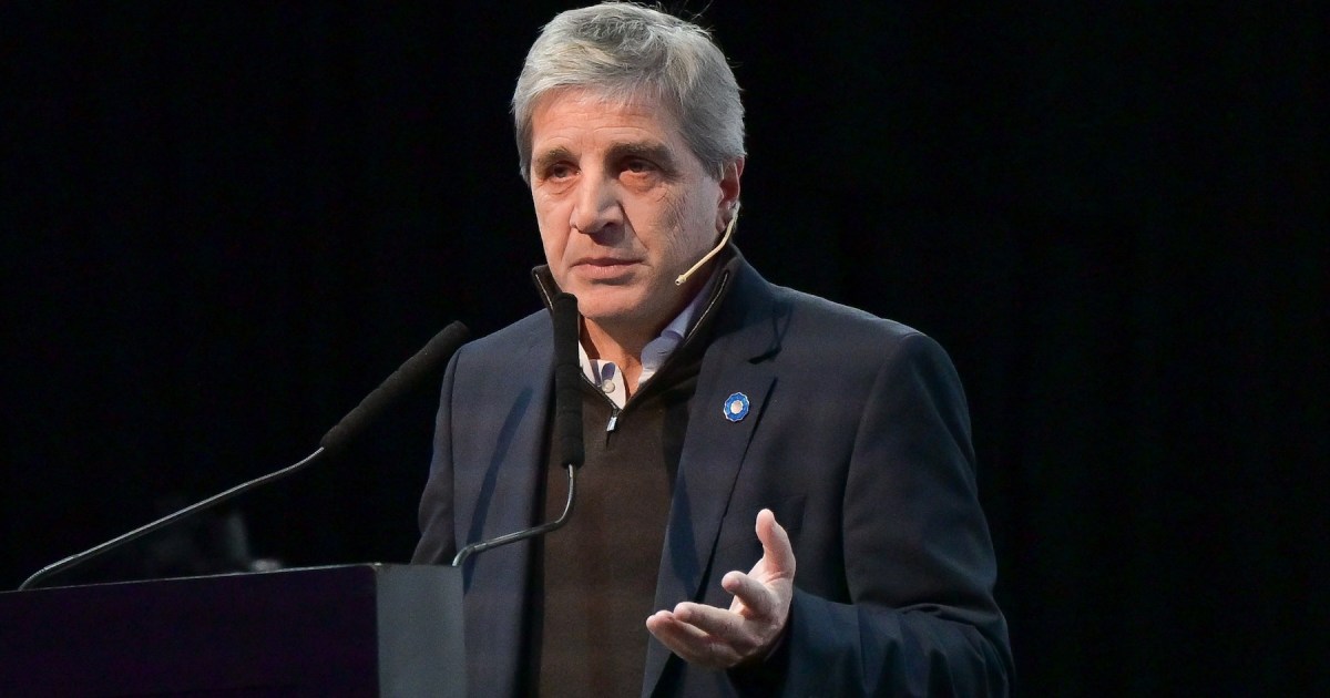 Luis Caputo ante dos desafíos: inflación de julio y licitación de dólares