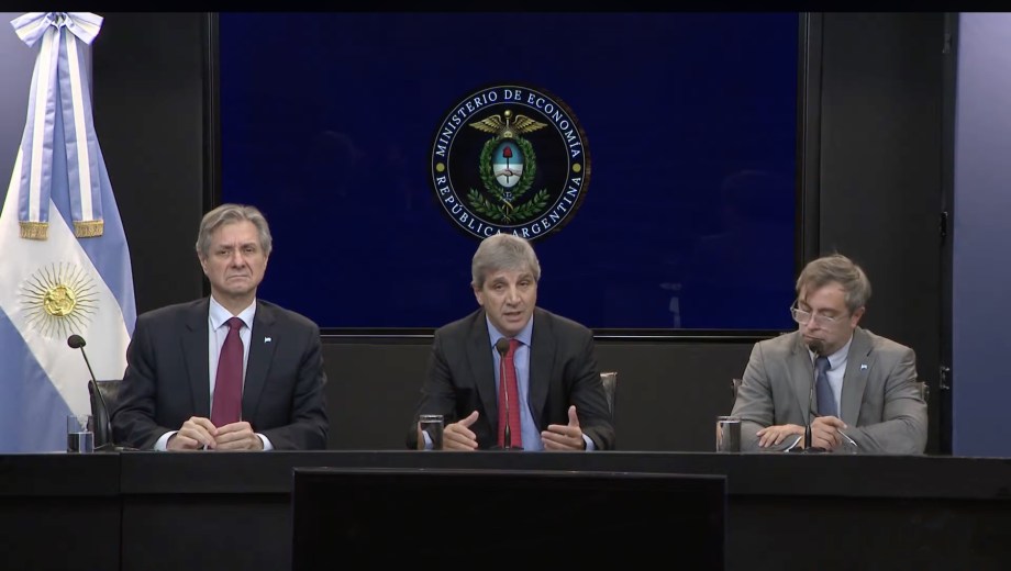 El anuncio este lunes 6 de julio estuvo a cargo de Luis Caputo (ministro de Economía), José Luis Daza (viceministro de Economía) y Federico Furiase (secretario de Finanzas). (Foto: captura de pantalla)