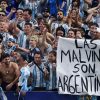 Imagen de El momento exacto en el que la Selección Argentina recibió la bandera de Malvinas, tras vencer a Inglaterra