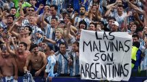 Imagen de Cómo la bandera de Malvinas llegó a la Selección Argentina: el momento que hizo historia en el Mundial 2026