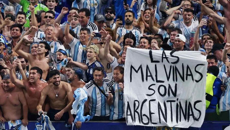 La bandera que desplegó la hinchada, en el partido de la Selección Argentina contra Inglaterra.-