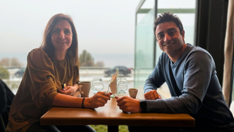 La legisladora Marcela González Abdala y el senador Enzo Fullone se mostraron juntos en Bariloche y la diputada firmó su afiliación a LLA. Gentileza